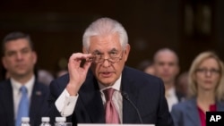 Calon Menteri Luar Negeri AS pilihan Presiden Donald Trump, Rex Tillerson saat memberikan keterangan di hadapan Komite Hubungan Luar Negeri Senat AS di Gedung Capitol, Washington DC, 11 Januari 2017. (AP Photo/J. Scott Applewhite) 