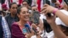 ARCHIVO - La candidata presidencial oficialista Claudia Sheinbaum convive con partidarios al inicio de su campaña en el Zócalo de Ciudad de México, el 1 de marzo de 2024. 