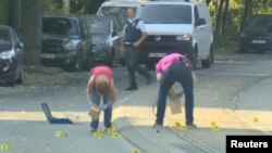 Seorang ahli penjinak bom terlihat memeriksa sebuah mobil di kawasan Woluwe St. Pierre di Brussels, 30 Juni 2018. (RTL Television)