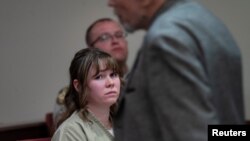 Hannah Gutiérrez-Reed, ex armera de la película "Rust", observa a su padre Thell Reed abandonar el podio tras pedir al juez que no impusiera prisión a su hija, en su audiencia de sentencia en el Tribunal del Primer Distrito, en Santa Fe, Nuevo México, EEUU, 15 de abril de 2024.