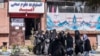 تجمع دانشجویان دختر افغان که در رشته‌های علوم بهداشتی تحصیل می‌کنند، مقابل مؤسسه علوم بهداشت امید در کابل - ۱۳ آذر ۱۴۰۳