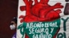ARCHIVO - Una mujer sostiene una pancarta que dice "Aborto legal, seguro y gratuito" frente al Congreso Nacional en el "Día por la Despenalización del Aborto en América Latina y el Caribe", en la Ciudad de México, el 28 de septiembre de 2020. 